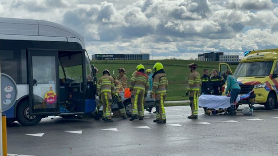 Auto en lijnbus botsen in Beek: één gewonde