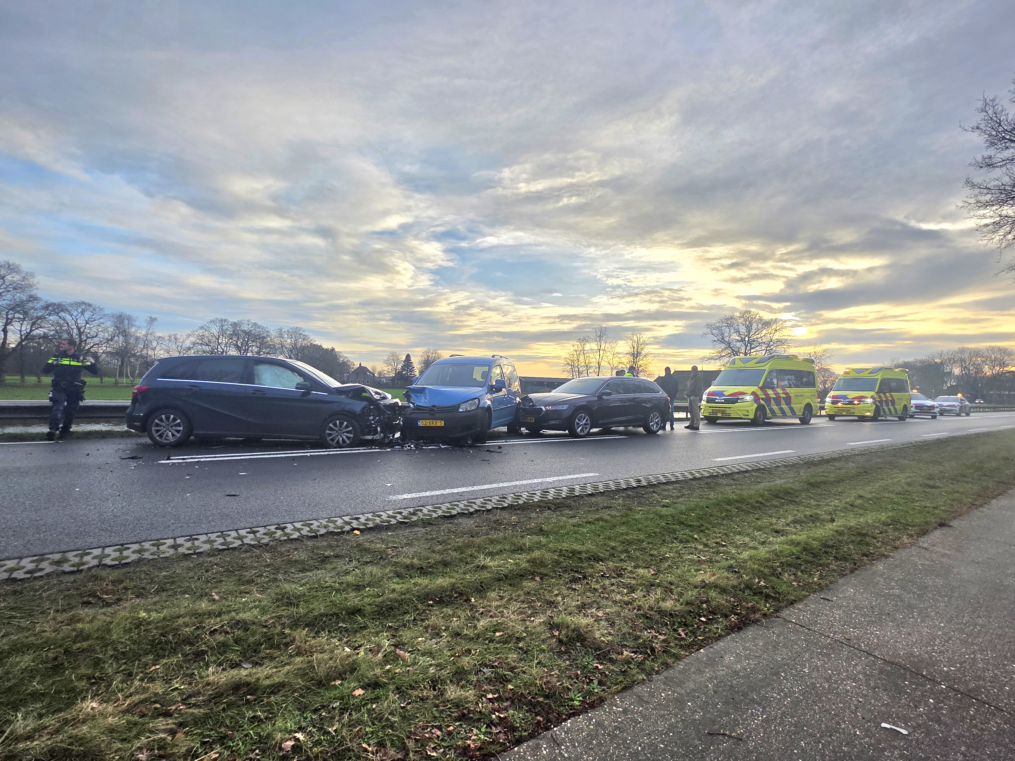 Persoon naar ziekenhuis na botsing met drie auto's tussen Havelte en Uffelte