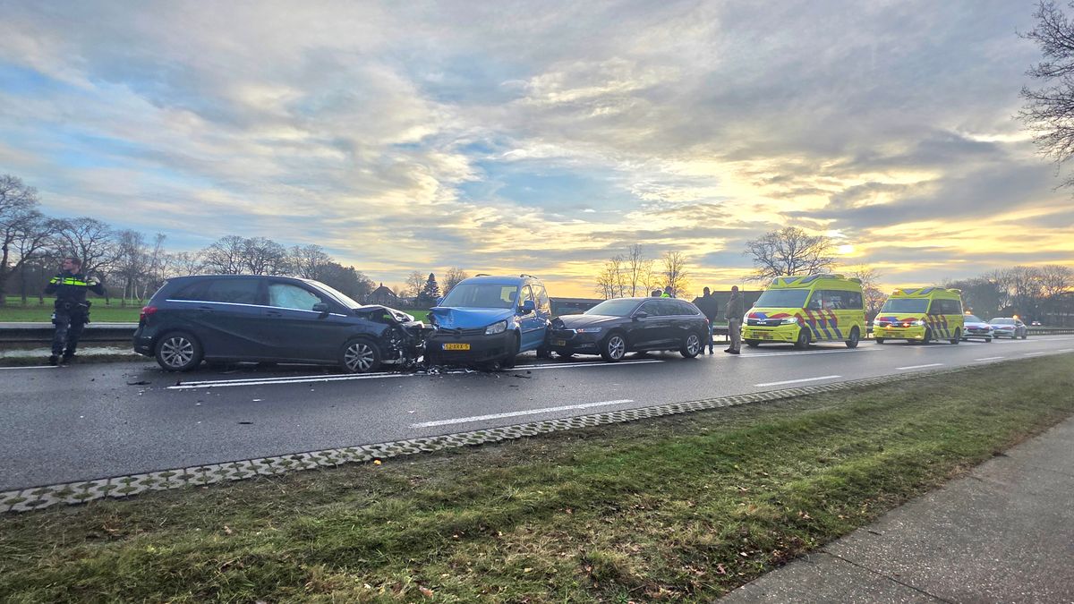 Persoon naar ziekenhuis na botsing met drie auto's tussen Havelte en Uffelte