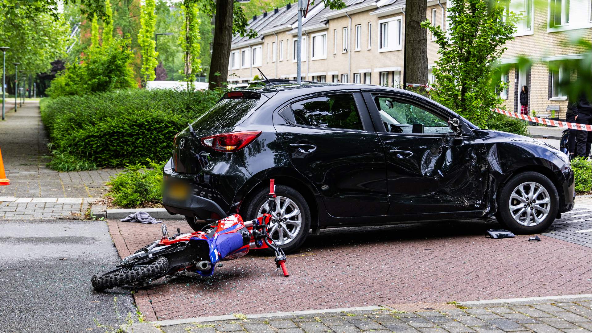 Bij het ongeval raakte de auto flink beschadigd.