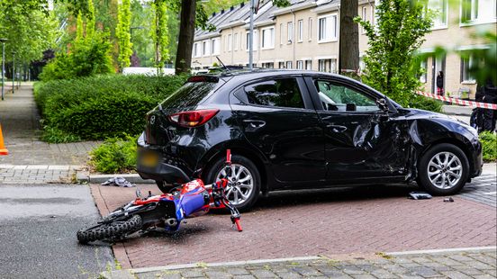 Fietser gewond bij botsing met auto op rotonde in Oss, slachtoffer naar ziekenhuis. Fietser gewond bij botsing met auto op rotonde in Oss, slachtoffer naar ziekenhuis.