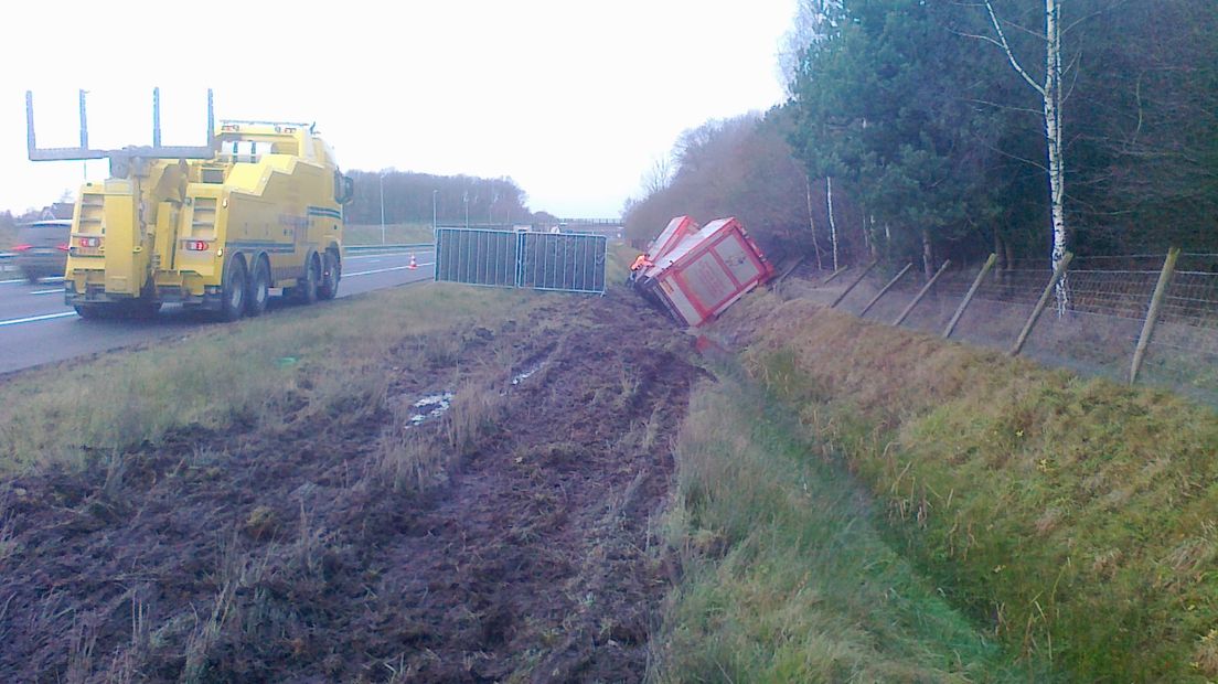Lege veewagen van de weg geraakt