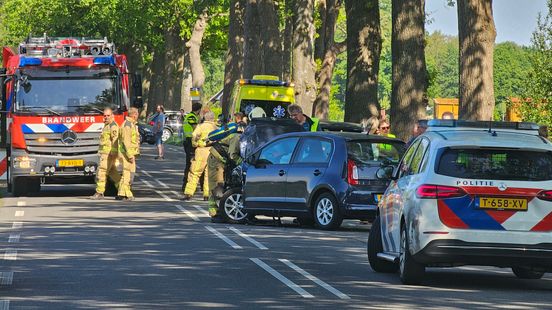 Gewonde bij kop-staartbotsing in Schoonebeek. Gewonde bij kop-staartbotsing in Schoonebeek.