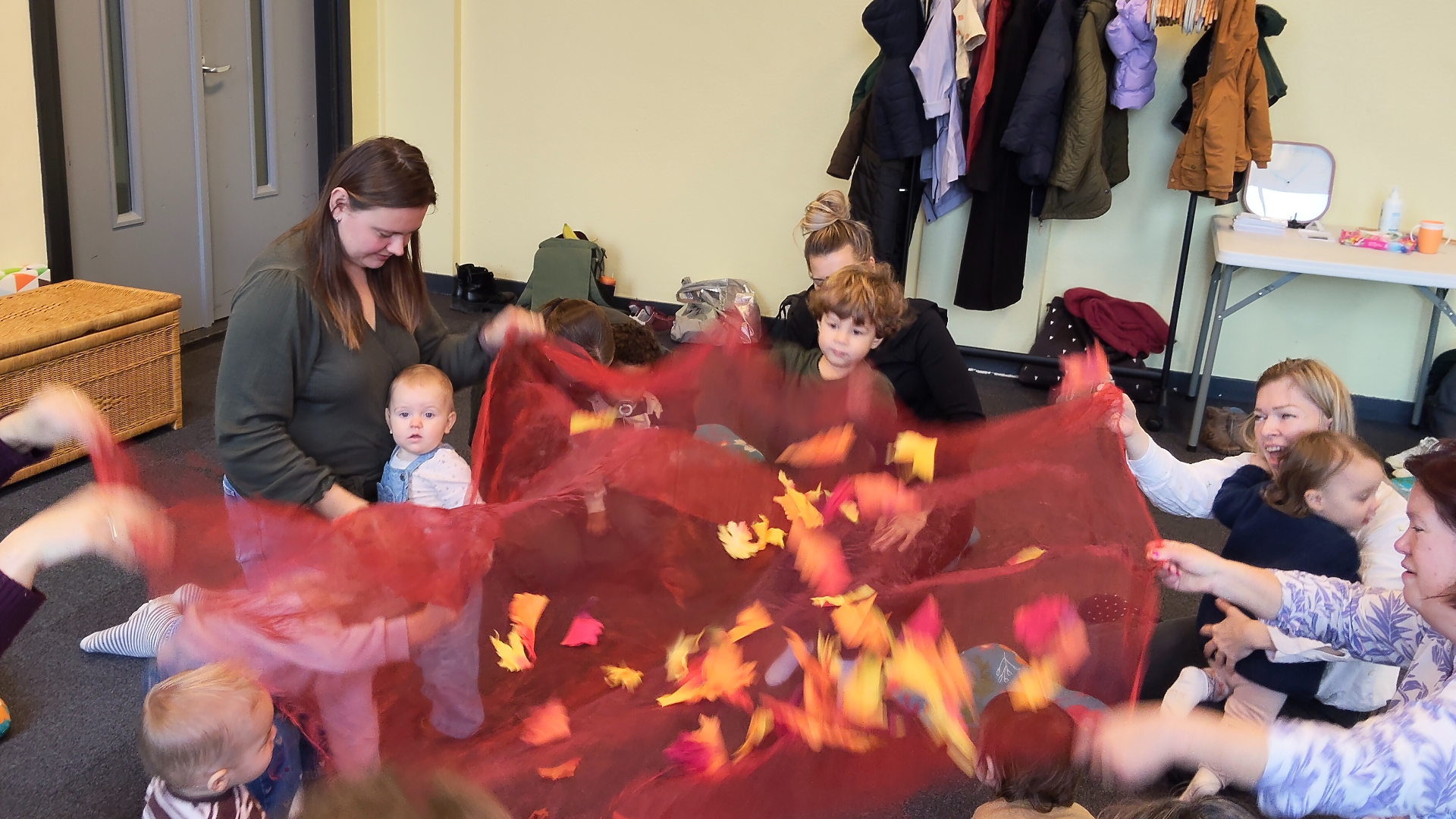 Als het herfst is, draaien liedjes om de herfst en blaadjes die van de boom vallen