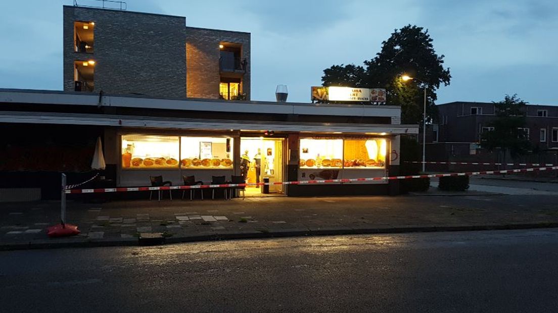 Cafetaria Hatert aan de Zijpendaalstraat in Nijmegen is woensdagavond rond 21.20 uur overvallen door een gewapende man.