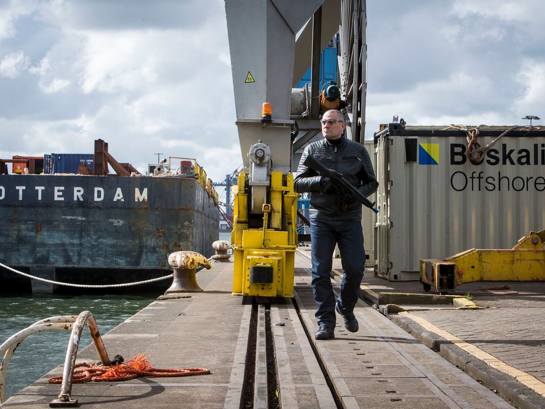 Een deelnemer aan de grote oefening in de Rotterdamse haven