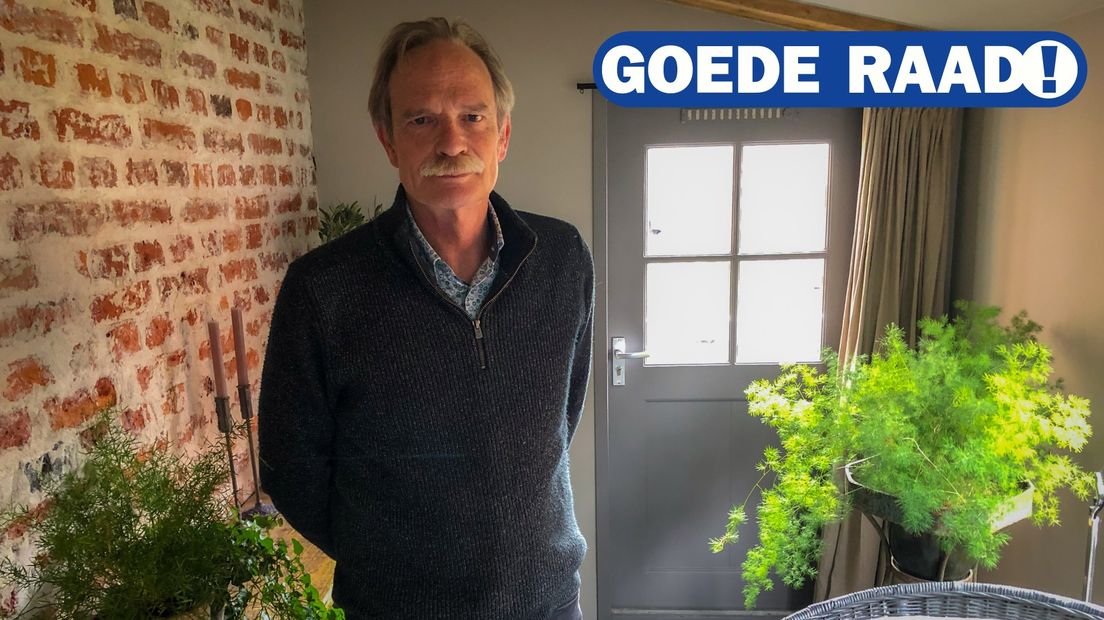 Raadslid John Veldt in zijn hangende keuken in Appingedam