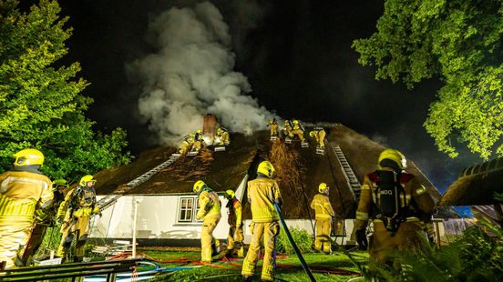Bewoners redden spullen bij brand in woning met rieten kap