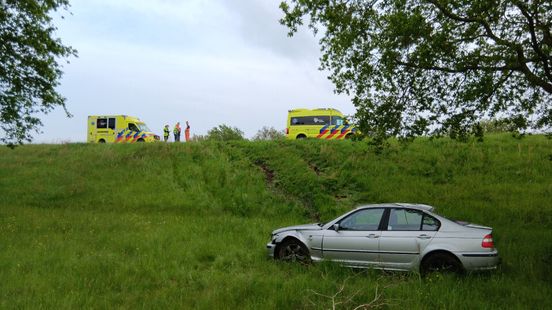 112-nieuws: Auto belandt bij Marum naast A7 • Lekkende waterstofbus in Winschoten