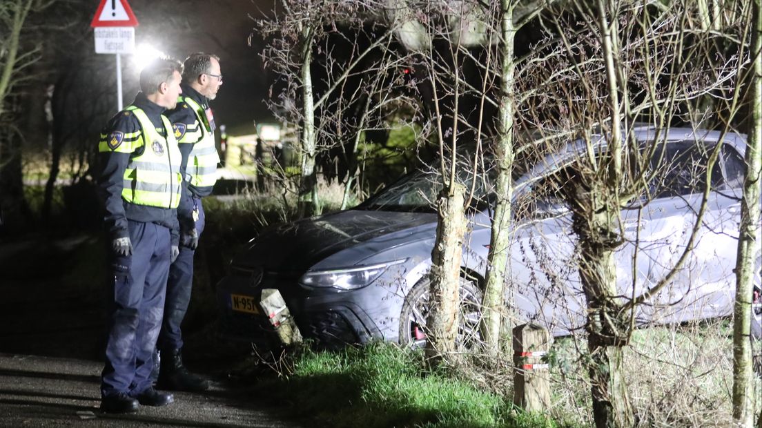 Een van de betrokken auto's in het buitengebied van Zoetermeer