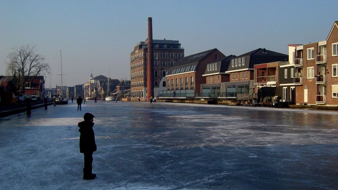 De schoorsteen en fabriek vanaf het ijs