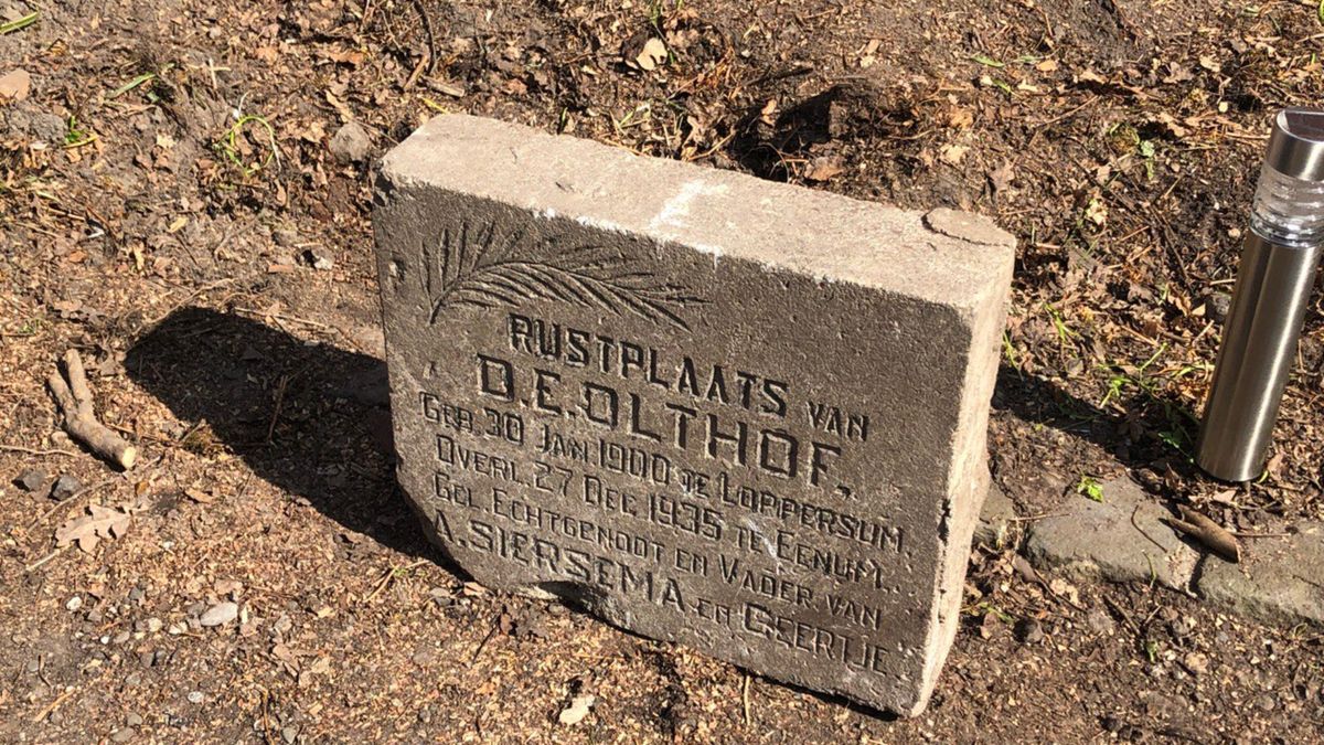 Grafsteen Uithuizermeeden werd gebruikt als erfverharding