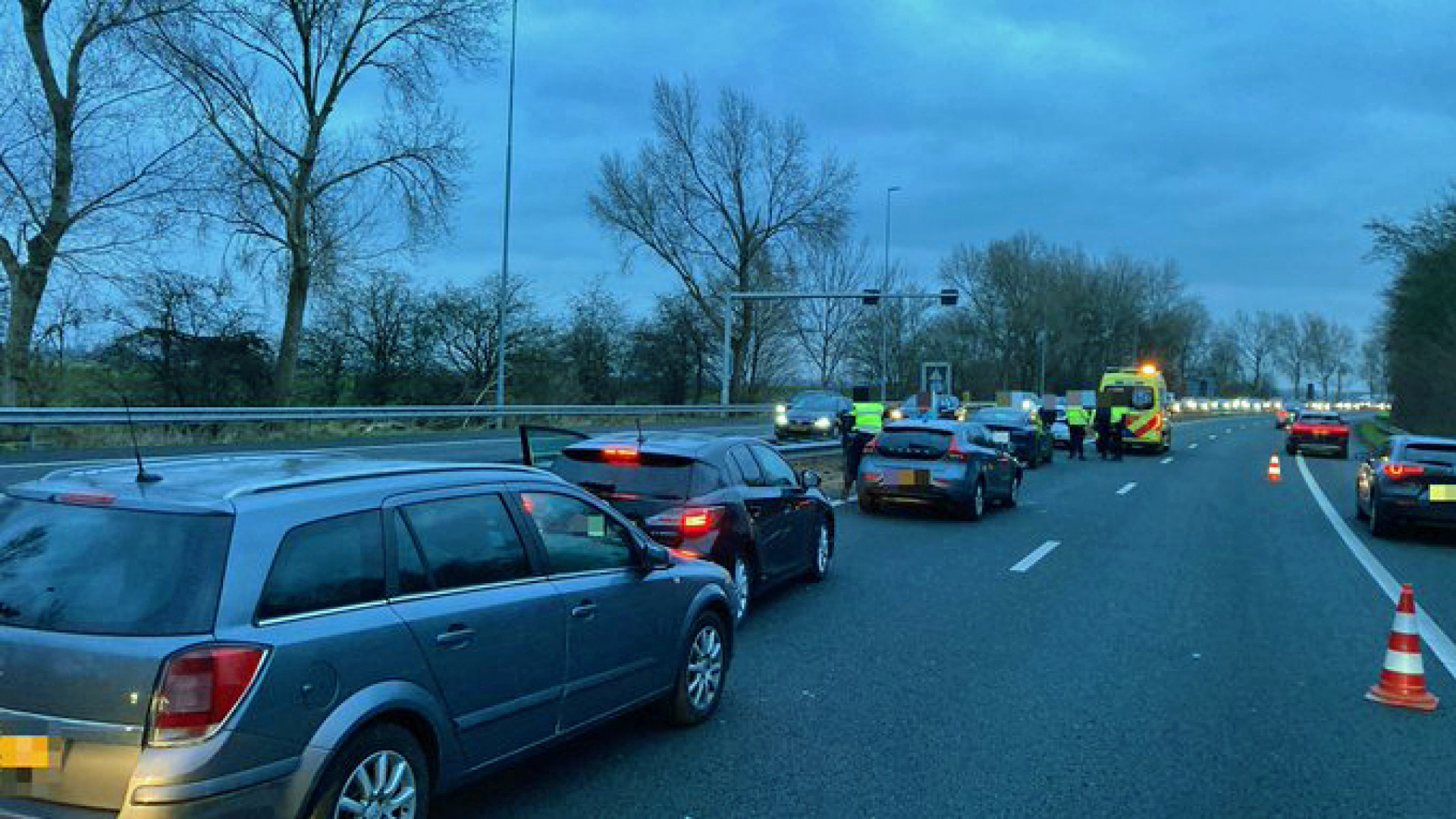 Zeven Auto's Botsen Op Elkaar, Meer Dan Uur Vertraging Op Snelweg ...