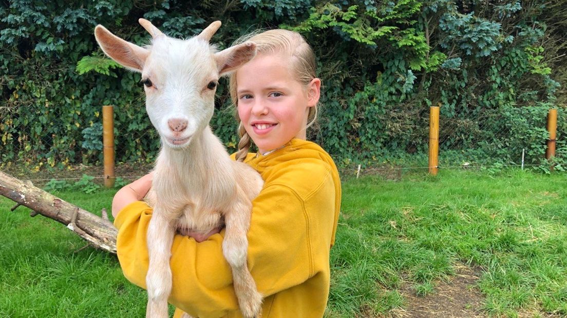 Eline Hansen met haar dweggeitje Timothy, die genomineerd is als Huisdier van het Jaar.