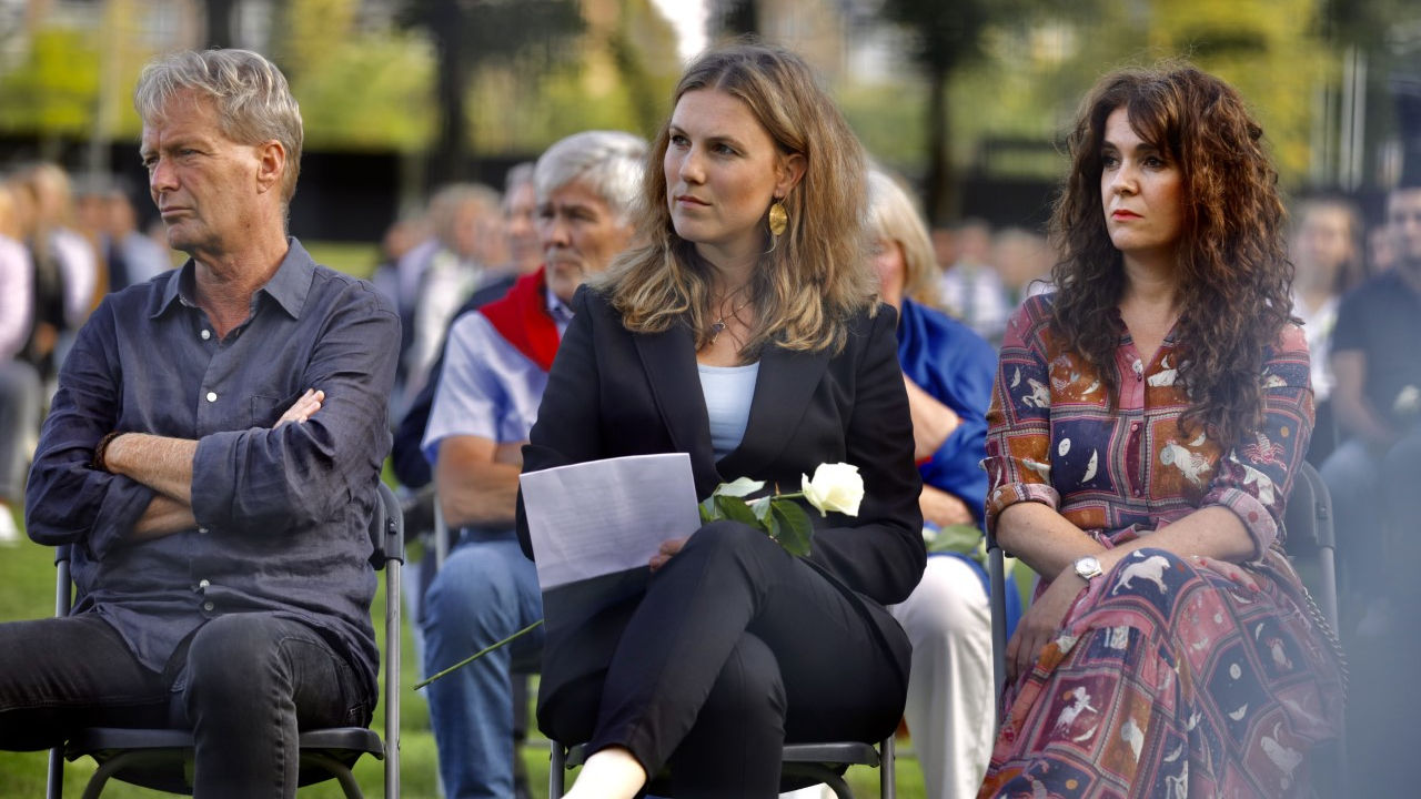 Kelly de Vries (midden), voorzitter van Stichting de Gouden Tip, na de stille tocht voor Tanja Groen op 31 augustus 2021.