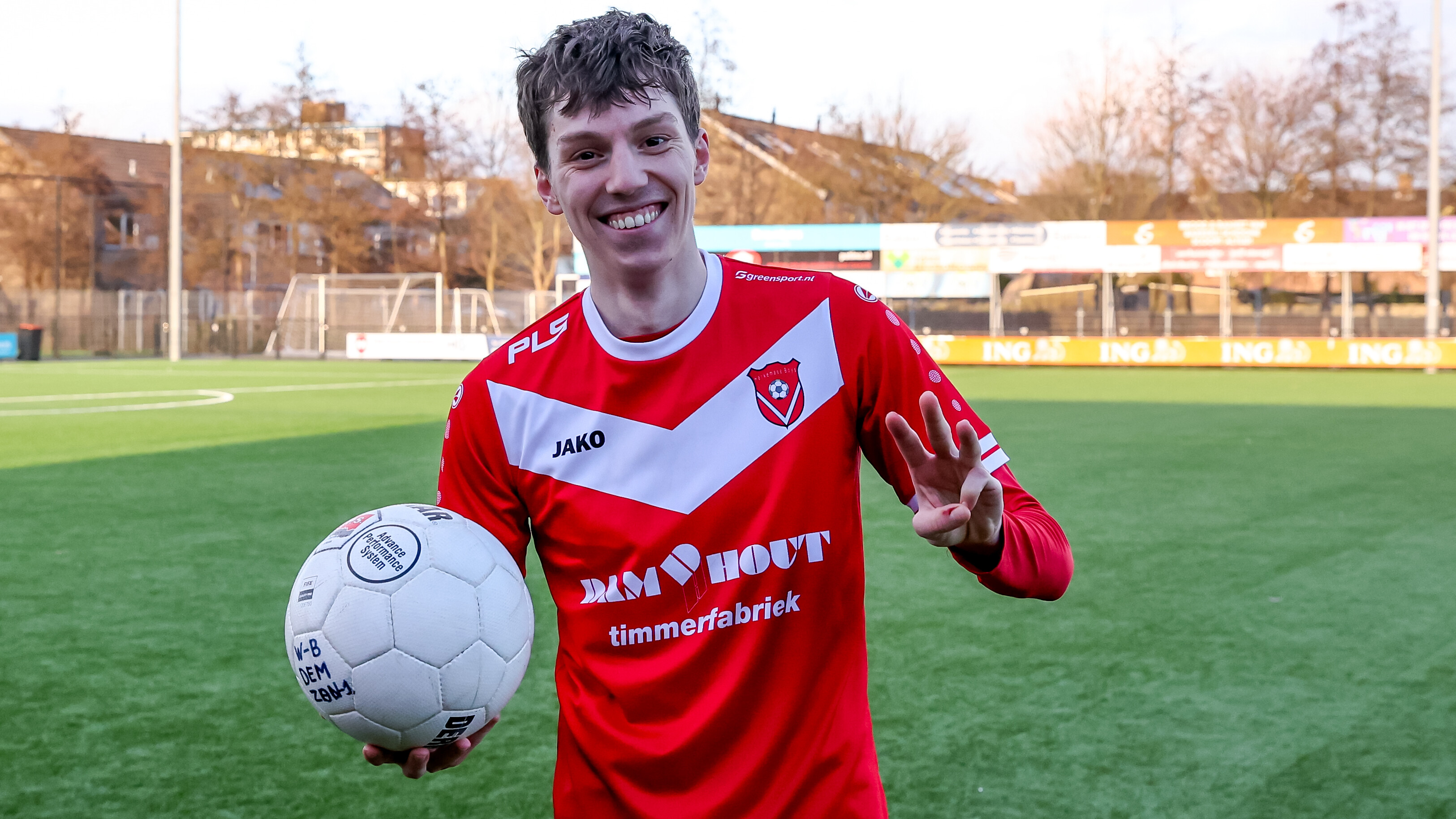 Thomas Prinsen mocht de wedstriidbal hâlde nei syn hattrick