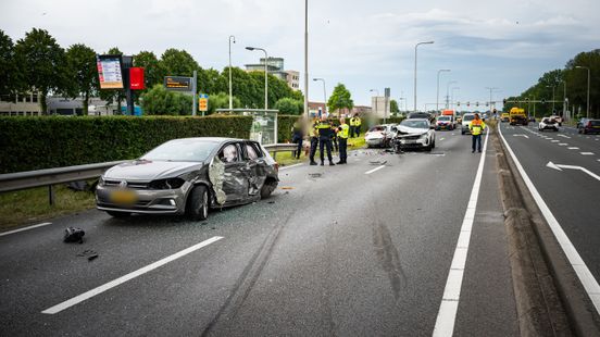 Gewonde en ravage bij ongeluk met drie autos | Politie tasert man die niet gefouilleerd wil worden. Gewonde en ravage bij ongeluk met drie autos | Politie tasert man die niet gefouilleerd wil worden.