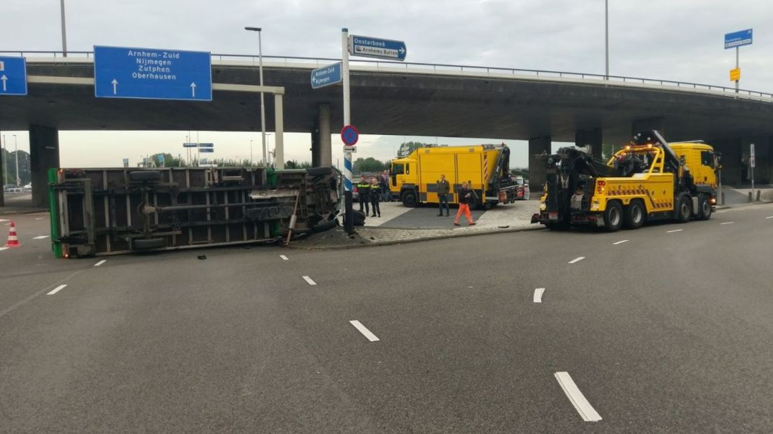 Op het Roermondsplein in het centrum van Arnhem is woensdagochtend een vrachtwagen geschaard na een aanrijding.