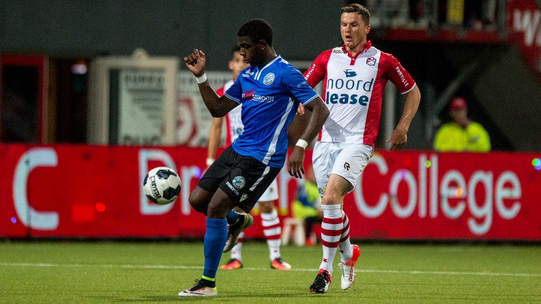 Viktor Maier in duel met Maatsen van FC Den Bosch