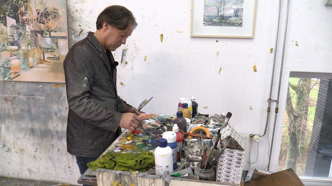 Henk aan het werk in zijn atelier