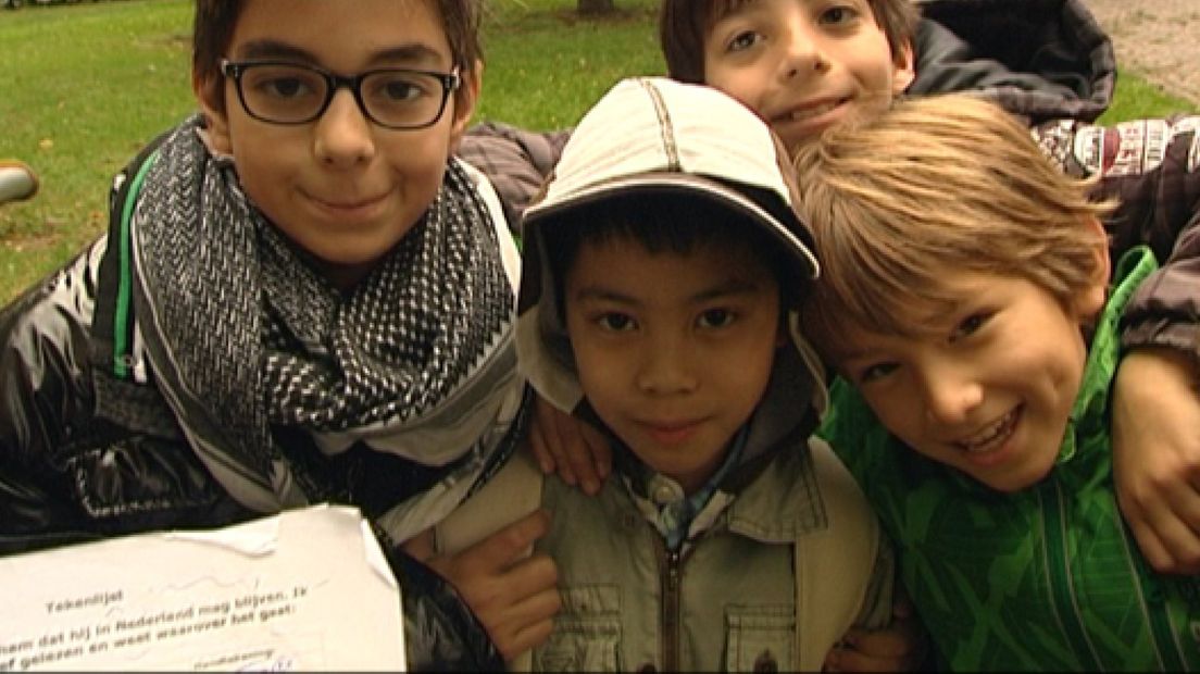 Leerlingen van basisschool De Nude in Wageningen voeren actie tegen de uitzetting van de 10-jarige Tri.