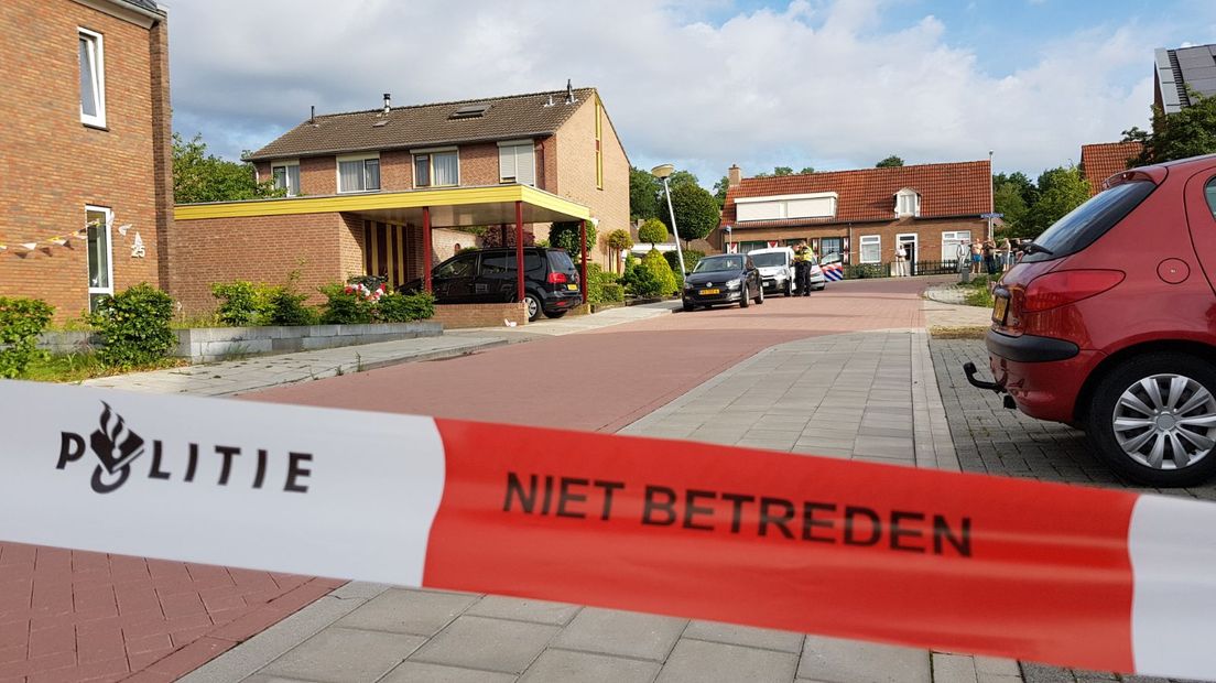 Een 25-jarige vrouw is zondagmorgen gewond geraakt bij een steekpartij in 's-Heerenberg. Ze is met onbekende verwondingen naar het Radboudumc in Nijmegen gebracht. De dader is voortvluchtig.