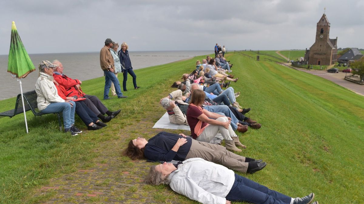 Wierumers liggen dwars tegen verhoging zeedijk