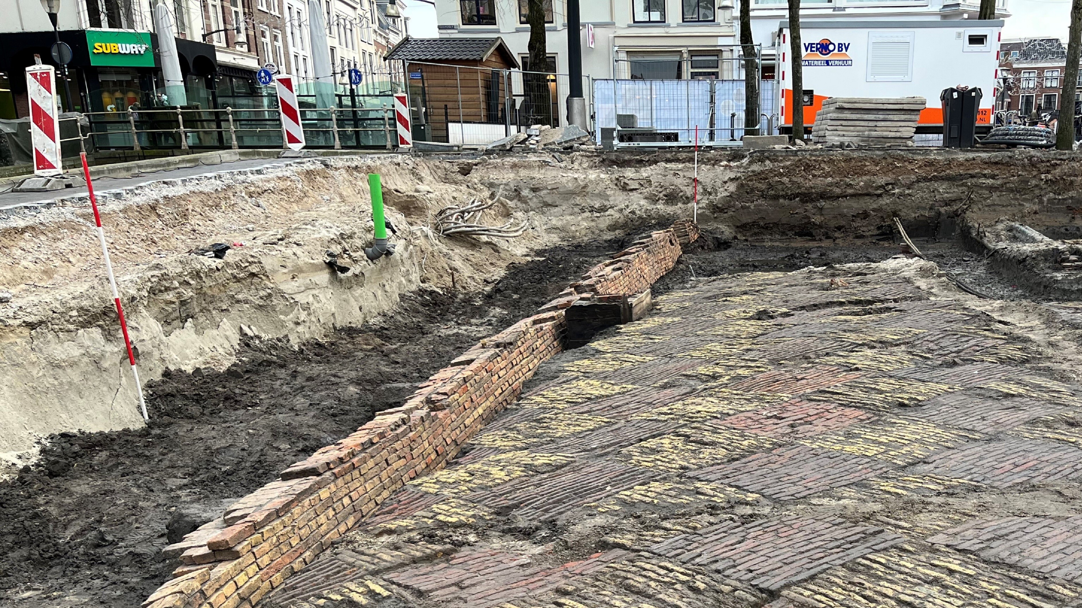 De stiennen yn de flier fan de âlde waach wiene yn damboerdpatroan lein
