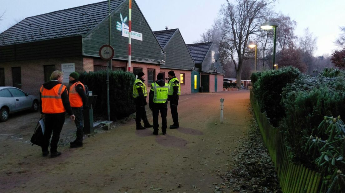 De controleactie op chaletpark De Beekhorst in Epe is nog steeds aan de gang. Rond 5.00 uur deden politie, belastingdienst, Inspectie SZW en de gemeente er een inval. Volgens de gemeente zijn er geregeld signalen van criminele activiteiten op het chaletpark. Ook is er sprake van illegale permanente bewoning.