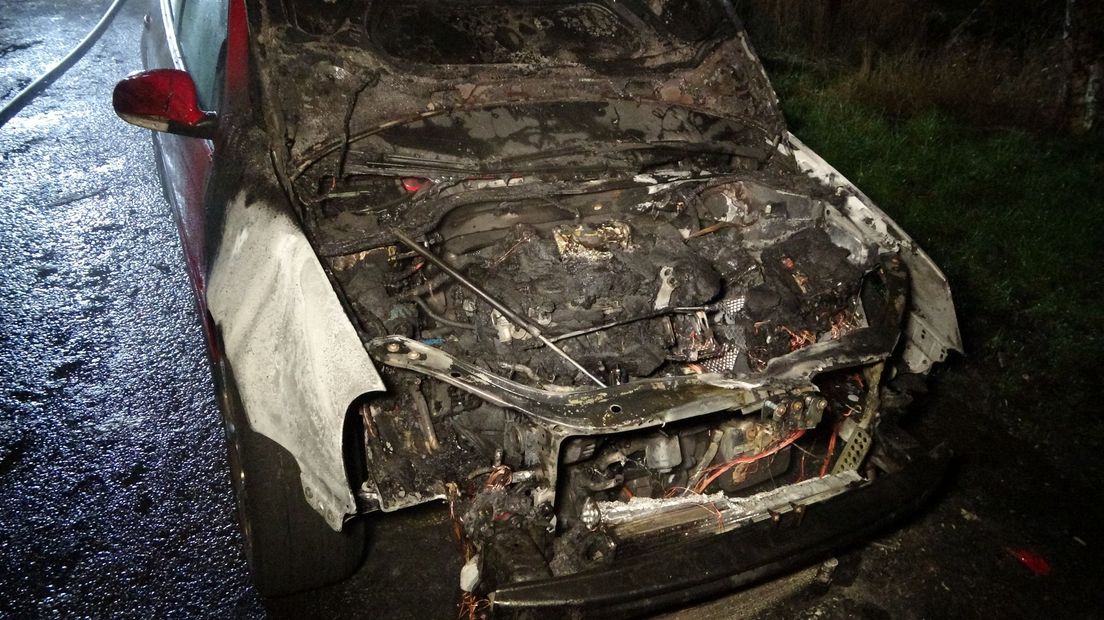 Auto in vlammen op bij Wanneperveen