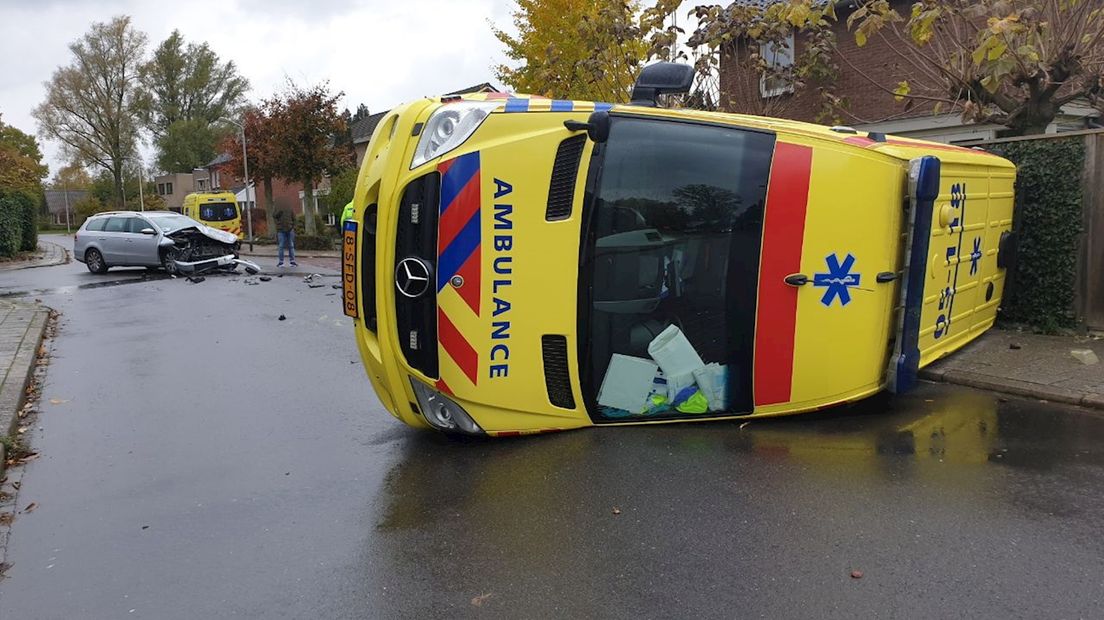 Ambulance gekanteld bij aanrijding Losser
