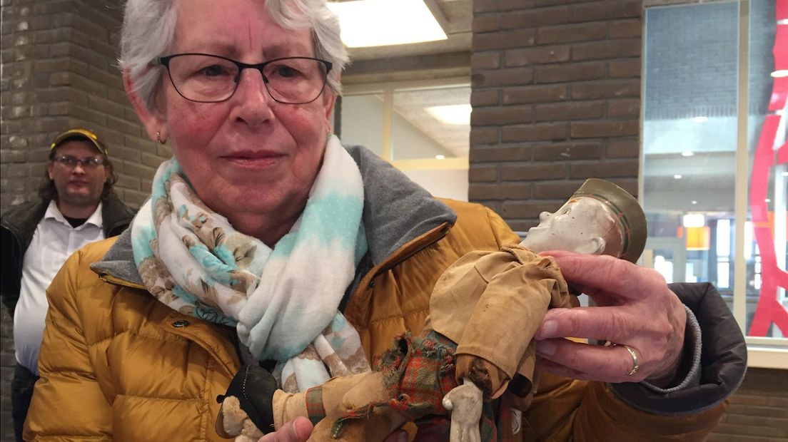 Margot Bruinewoud met haar Schotse stro-poppetje, gekregen van een bevrijder