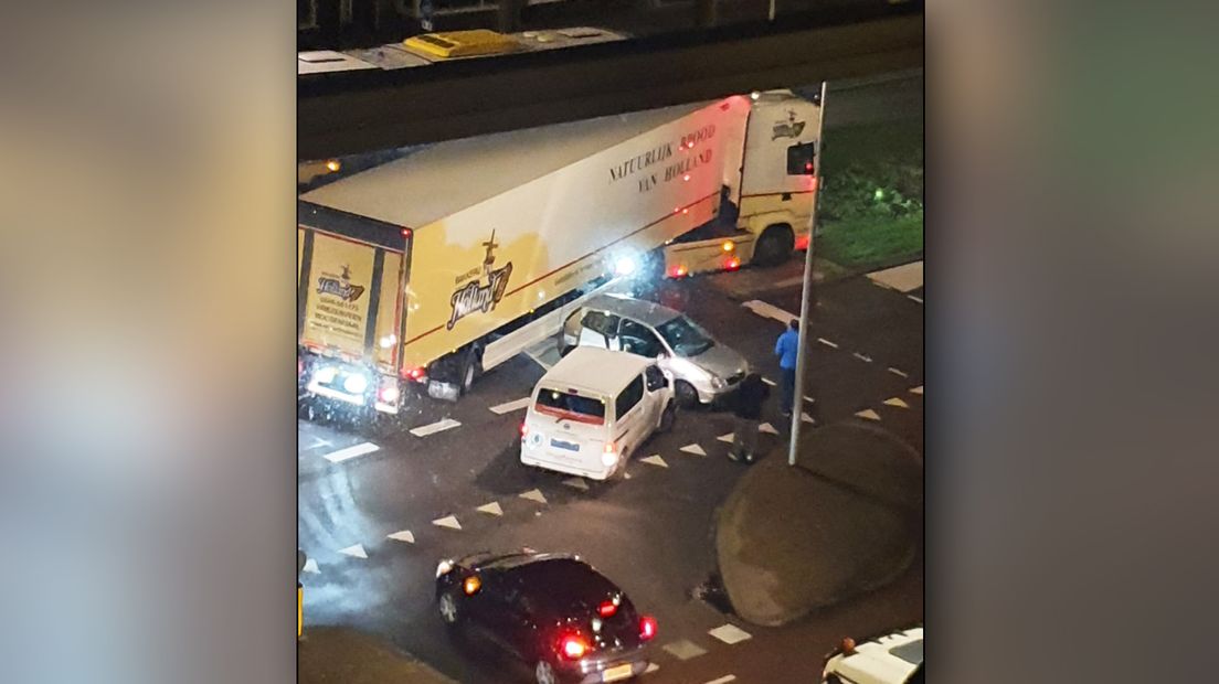 Een truck rijdt dwars door de berm na het ongeluk.