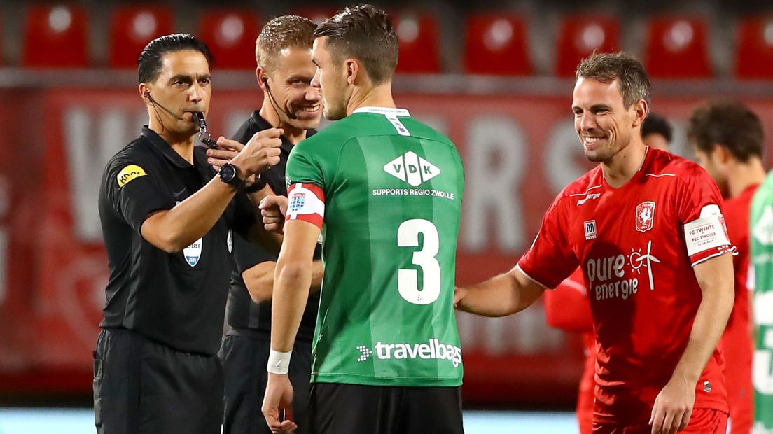 Thomas Lam (l) en Wout Brama (r) voorafgaand aan FC Twente - PEC Zwolle