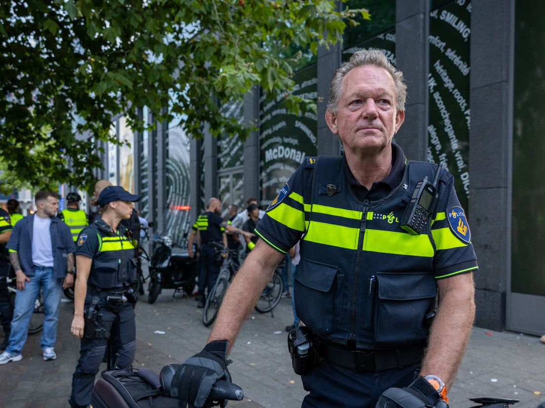 Politiechef Fred Westerbeke loopt met collega's mee bij Zomercarnaval.