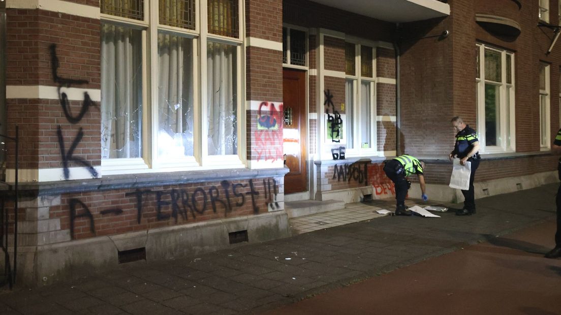 De politie doet onderzoek bij de bekladde ambassade van Wit-Rusland