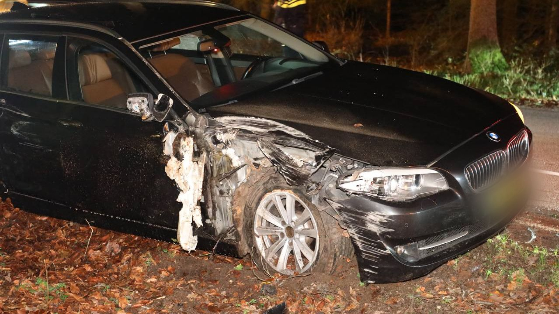 Automobilist botst tegen boom • scooter brandt tijdens rijden