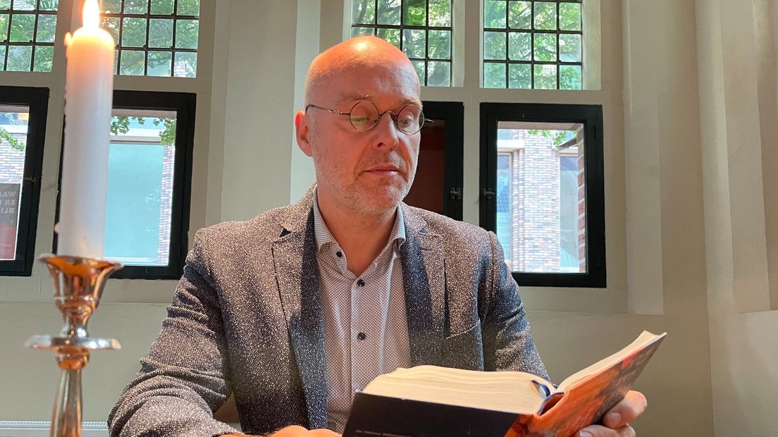 Stadspredikant Pieter Versloot in de biechtruimte van de Martinikerk