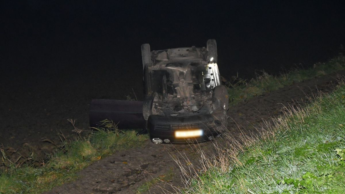 Ongeluk Vogelwaarde: auto komt ondersteboven onderaan dijk terecht