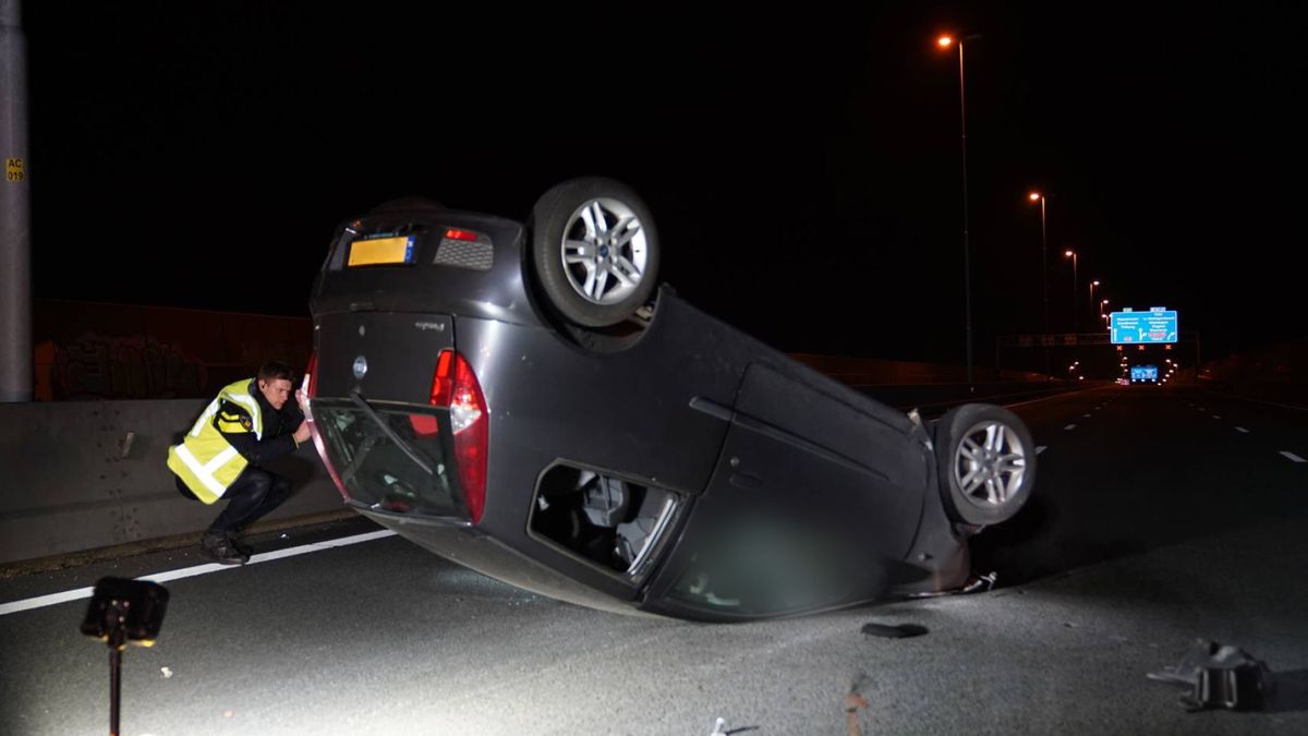 Auto op de kop; bestuurder naar het ziekenhuis