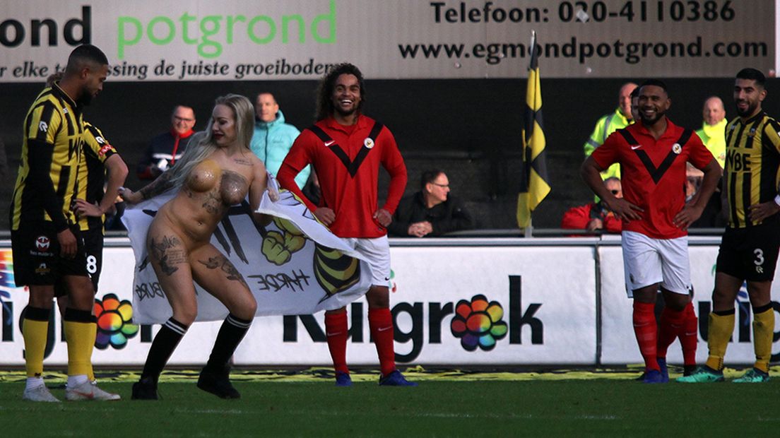 Rijnsburgse Boys-speler Joël Tillema bekijkt de streaker van top tot teen