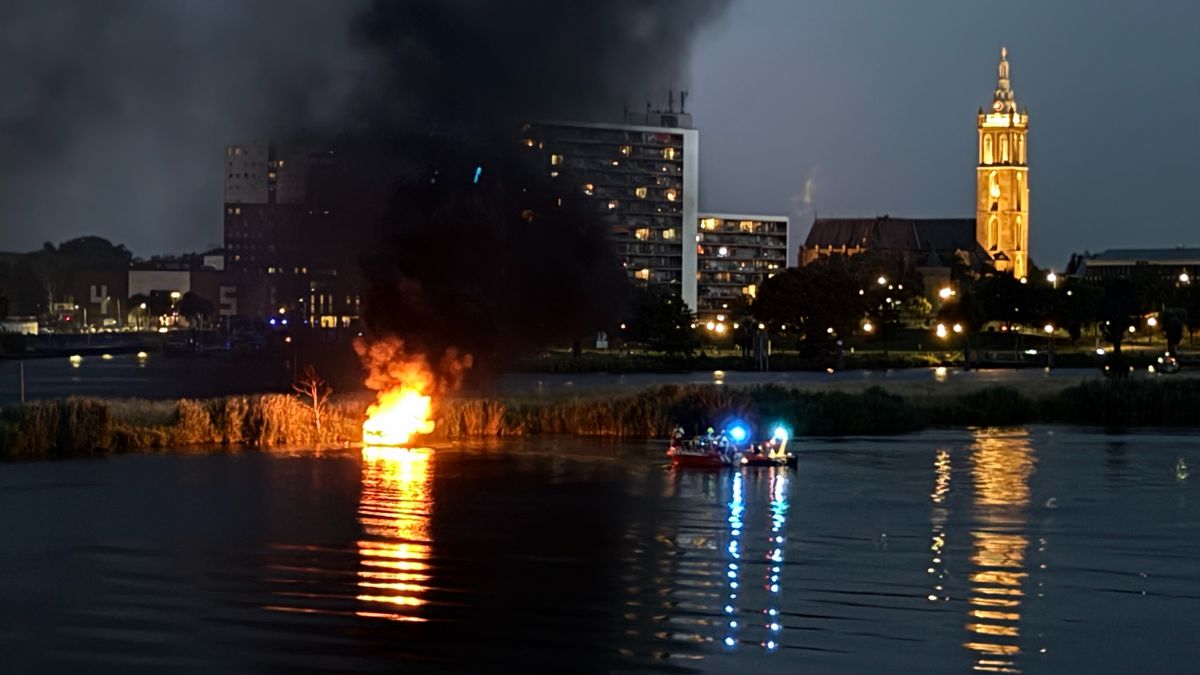 Brandend jacht in de Maas bij Roermond