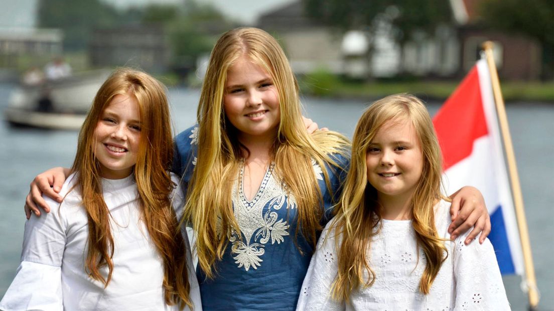 Prinsesjes Alexia, Amalia en Ariane aan het begin van de zomervakantie in Warmond 2017