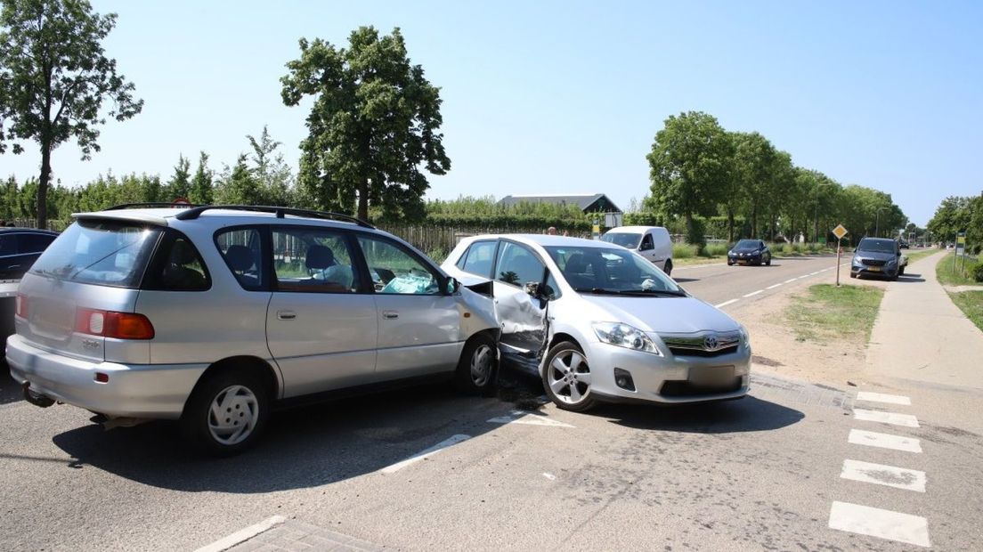 De auto raakte de andere auto in de flank