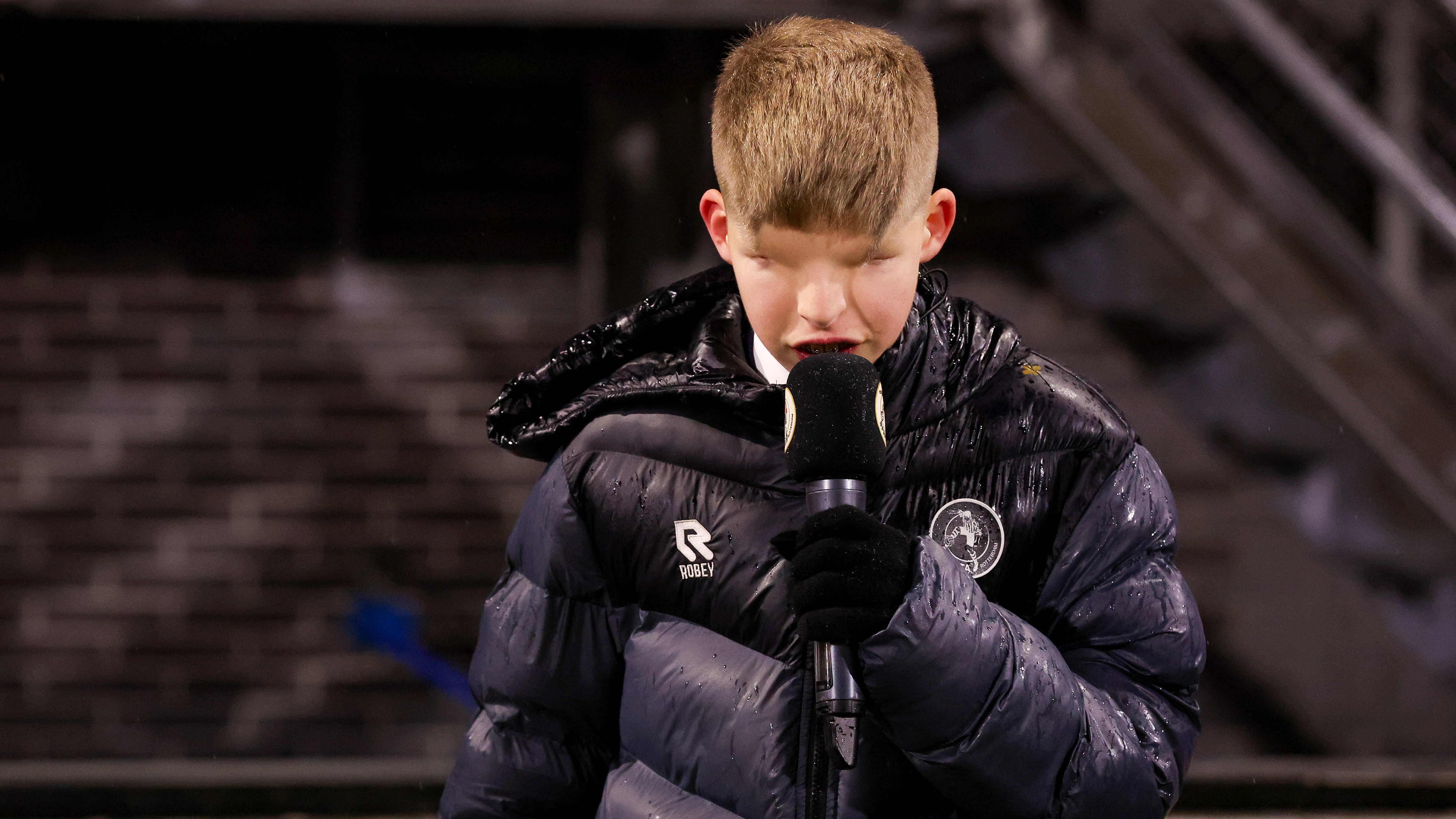 Mads aan het werk als stadionspeaker