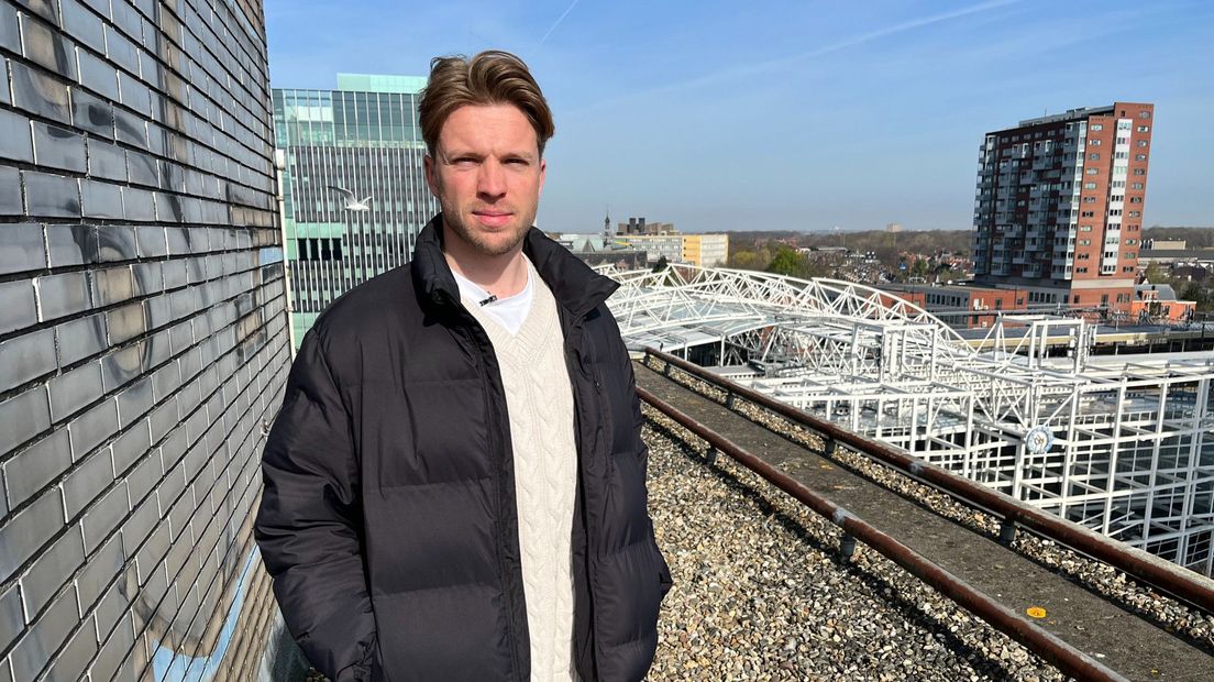 Oud-bewoner Midas Rooijakkers op het dak van de stationsflat