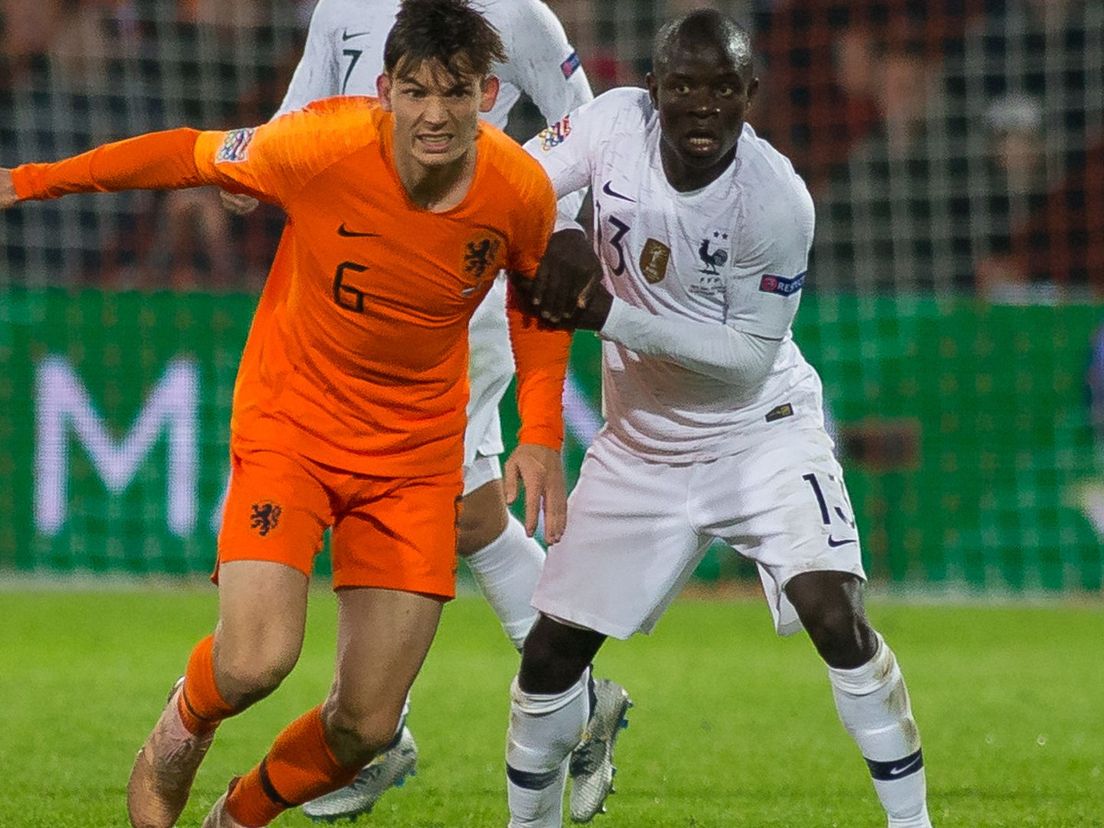 Marten de Roon uit Zwijndrecht in actie voor Oranje tegen Frankrijk (2-0). Hier in duel met middenvelder N'Golo Kanté.