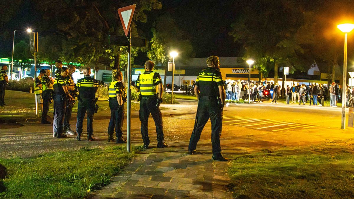 Noodverordening in Joure vanwege oproep groot feest, politie massaal aanwezig