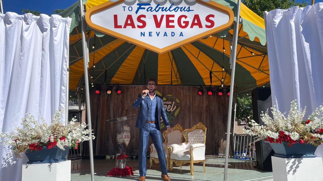 Zanger Bouke Scholten bij Las Vegas Wedding tijdens Donderdag Meppeldag in Meppel