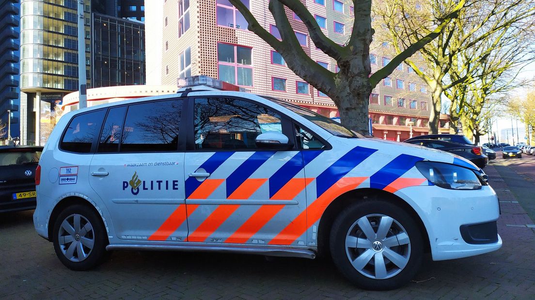 Politie bij het gebouw aan de Van Maanenkade in Den Haag
